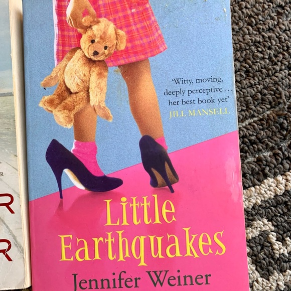 Bundle is 3 Jennifer Weiner books - Picture 3 of 6